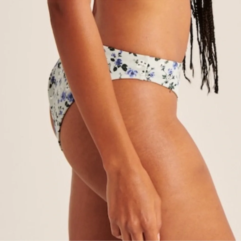{Abercrombie & Fitch} Brand New Mid-Rise High-Leg Moderate Bottoms